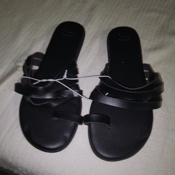 A New Day Black Toe Ring Sandals - Picture 3 of 11